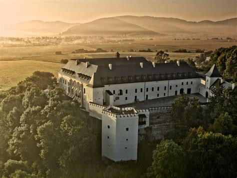 Architektonický záber na Zámok Vígľaš s dôrazom na jeho historickú atmosféru.