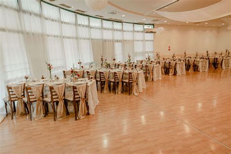 Interiér svadobnej sály na Zámku Vígľaš s elegantnou výzdobou.