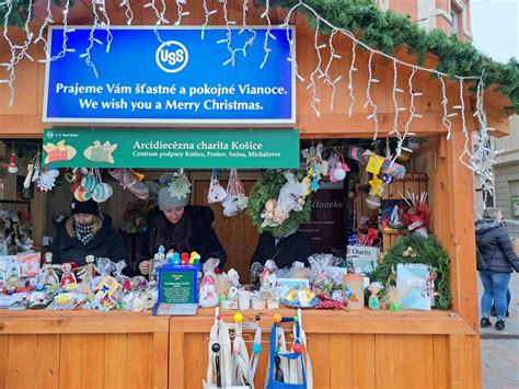 Vianočné marketingové stratégie pre predajcov s ukážkou darčekového balenia a vianočných dekorácií v obchode.