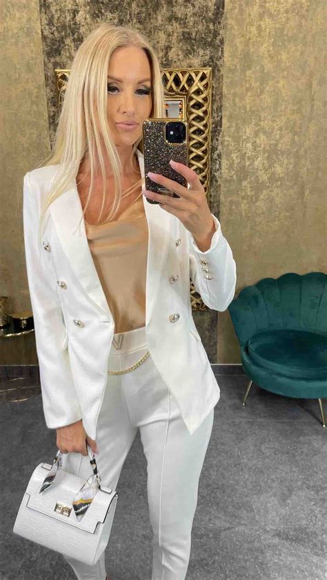 Elegantné dámske oblečenie a doplnky, vhodné ako vianočný darček, s nádychom luxusu.