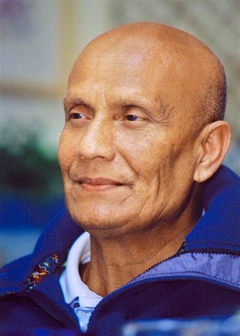 Sri Chinmoy pri vzpieraní, symbolizujúci jeho oddanosť sebaprekonaniu