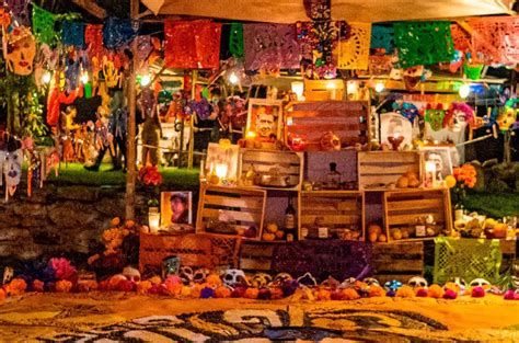 Fotografia oltára Dia de Muertos alebo farebných dekorácií v Mexiku