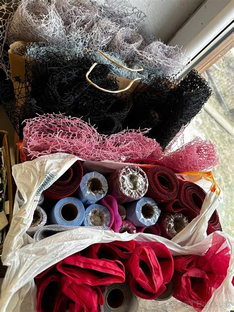 Fotografia stola plného rôznych DIY materiálov a nedokončených darčekov
