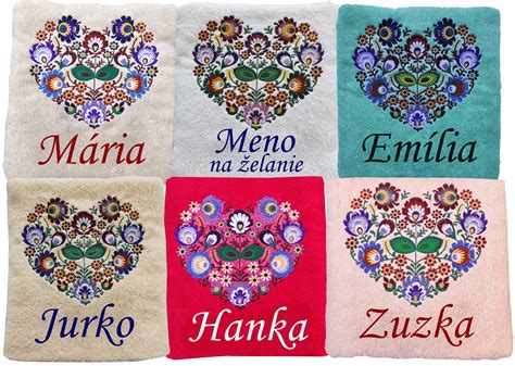 Stylizovaná ilustrácia s menom Vlasta a slovanskými motívmi, symbolizujúcimi vlasť a domov