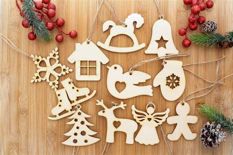 Ilustračná fotografia rôznorodých vianočných ozdôb vyrobených z rôznych materiálov.