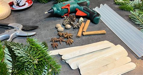 Ukážka vianočných ozdôb vyrobených z drevených paličiek.