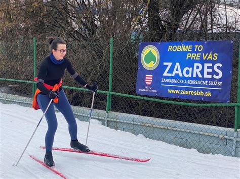 Fotografia bežcov v mikulášskych kostýmoch počas zimného behu v uliciach mesta.