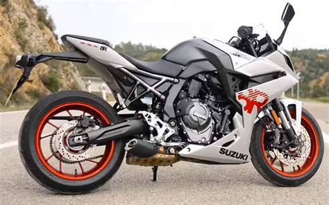 Motorkár čistí motocykel špeciálnymi prípravkami