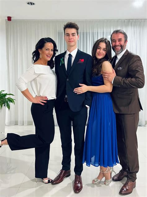 Deepika Singh s rodičmi a sestrou v ružových tradičných odevoch