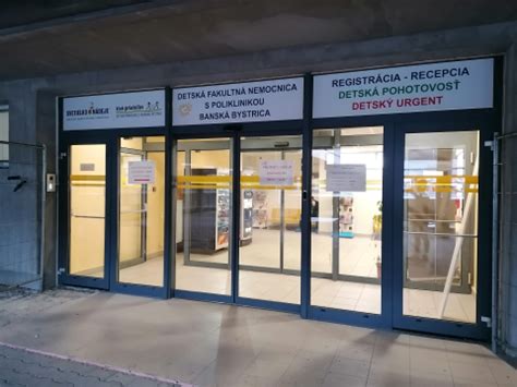 Vchod do budovy Mestskej polície s informačnou tabuľou úradných hodín