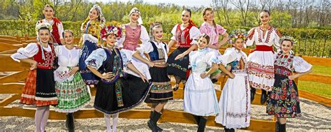 Ilustračná fotografia mladej svadobnej dvojice v tradičných slovenských krojoch