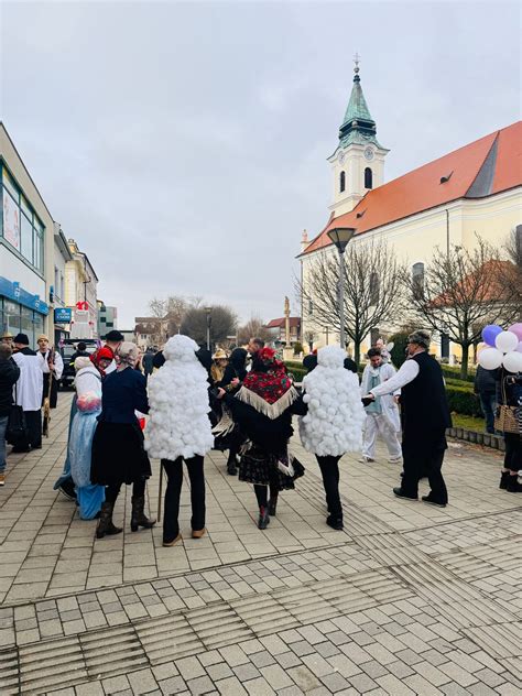 Fašiangový sprievod s tradičnými maskami (medveď, koza, baba)