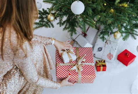 Tematické foto: spokojná žena s vianočnými darčekmi od Avonu