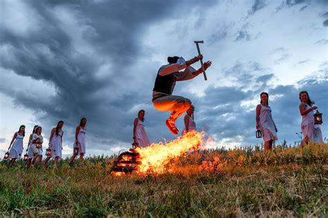 Staroveké oslavy zimného slnovratu, pohanské rituály s ohňom