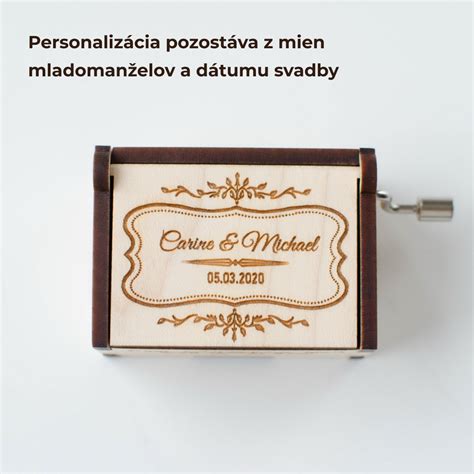 pár rozbaľujúci personalizovaný darček