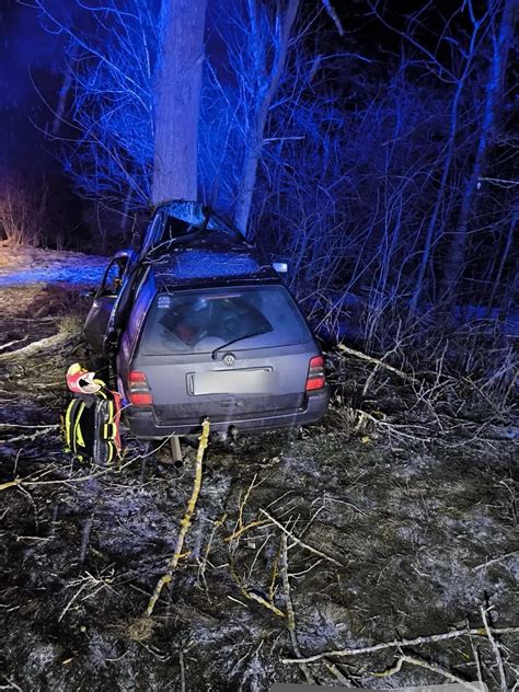policajná hliadka pri dopravnej nehode v noci