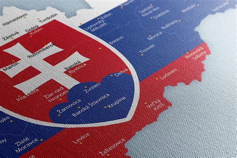 ilustračné foto: zamilovaný pár plánujúci svadbu s mapou Slovenska