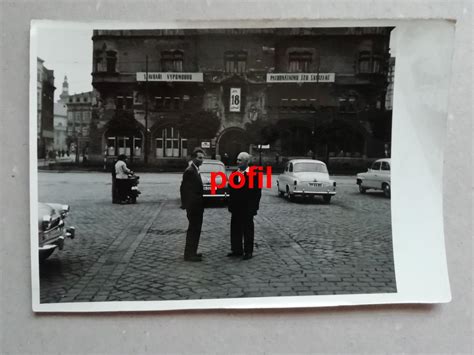 fotografia rezbárskeho plenéru pred radnicou v Levoči