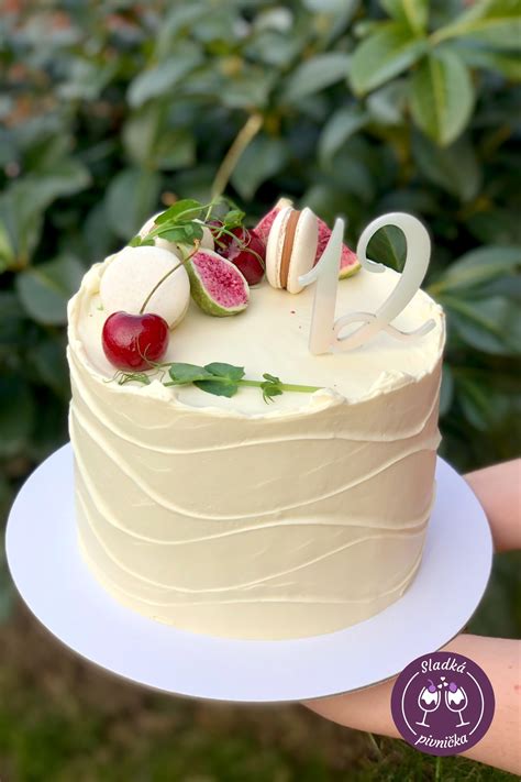 ilustračné foto: ručne zdobená narodeninová torta s veselou tematikou