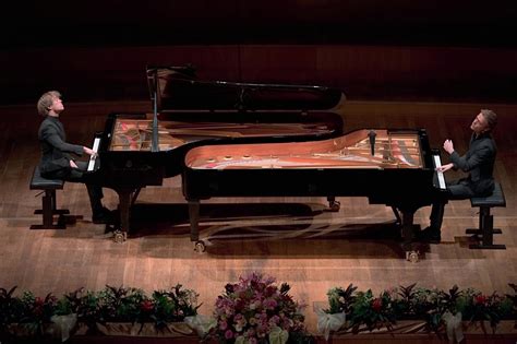 Klavírne duo vystupujúce na dvoch krídlach Steinway