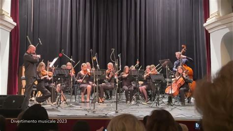 Súčasný sláčikový orchester s rockovými prvkami na pódiu