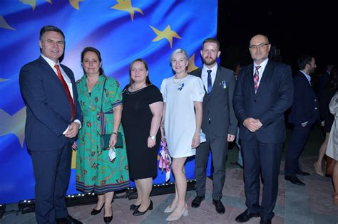 Tematické foto z osláv Dňa Európy s informačným stánkom a návštevníkmi