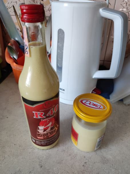 Fľaše s domácim írskym krémovým likérom a kávou