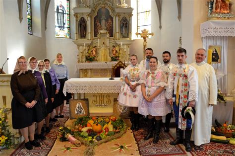 Snímka tradičnej hostiny s ľudovými prvkami a krojmi