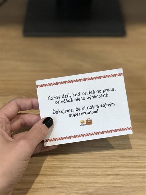 ilustrácia babky usmievajúcej sa pri rozbaľovaní darčeka