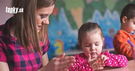 fotografia vnúčaťa a babky spoločne sa smejúcich počas aktivity