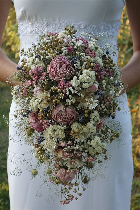Boho svadobná kytica z lúčnych kvetov a jemné pastelové odtiene