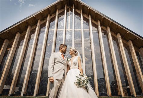 Svadobná fotografia v prírodnom prostredí s dôrazom na detaily