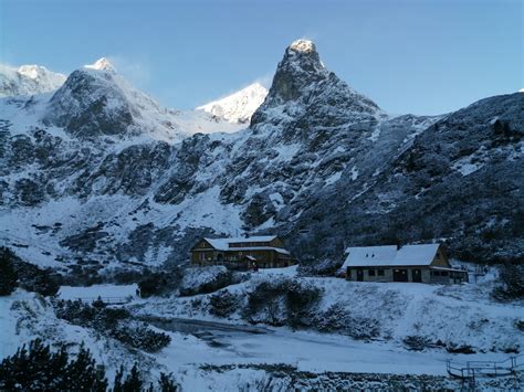 Zasnežená horská chata v Tatrách