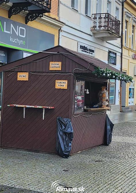 Stánok s predajom medovníčkov a vianočného pečiva na jarmoku