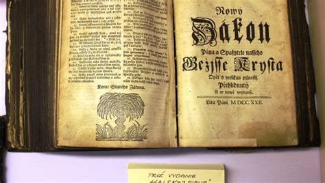 Starý pergamenový zvitok s ilustráciami Exultetu z južného Talianska, zobrazujúci scény z Biblie alebo liturgické momenty