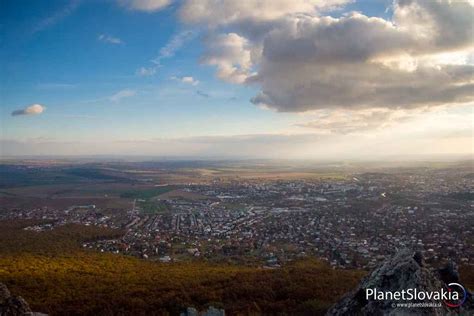 panoramatická fotografia hmly nad Nitrou z vrcholu Zobora