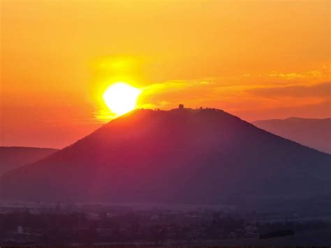 východ slnka nad inverznou oblačnosťou z vrcholu Zobora