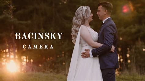 Svadobný kameraman pri práci so stabilizátorom