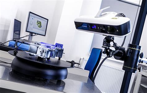 Ilustračná fotografia procesu lepenia dielov perníkového domčeka