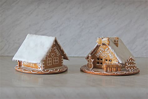 Detailne zdobený perníkový domček s rôznymi cukríkmi a polevou