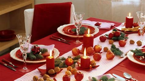 Slávnostne prestretý stôl s dekoráciami a radosťou z oslavy