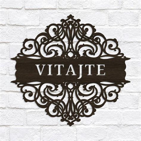detailný záber na tematicky vyzdobenú školskú tabuľu s nápisom Vitajte