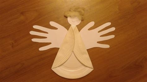 Papierový anjelik s jednoduchými krídlami a tvárou