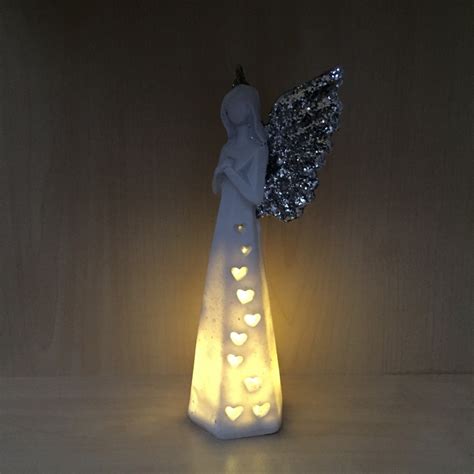 Svietiaci anjel vyrobený zo zaváracieho pohára so zlatými krídlami