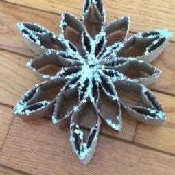 Detail snehovej vločky vyrobenej z roliek toaletného papiera