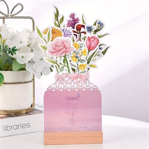 Ilustračná fotografia rôznych typov pozvánok a prianí s kvetinovými motívmi