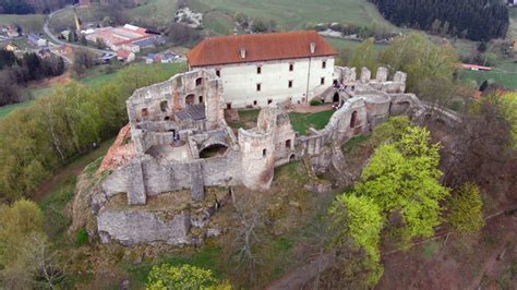 Historické zobrazenie výroby sklenených perličiek v Podkrkonoší