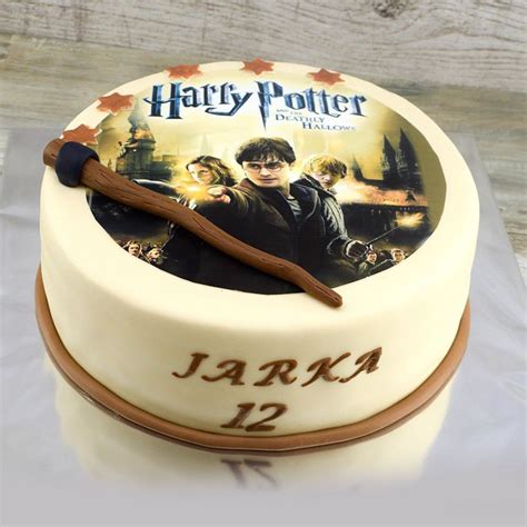 Ukážka torty zdobenej jedlým obrázkom s motívom Harryho Pottera