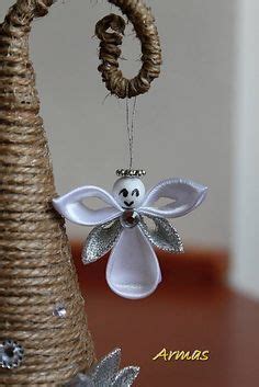 Ukážka hotových vianočných ozdôb vyrobených technikou kanzashi zo saténových stúh