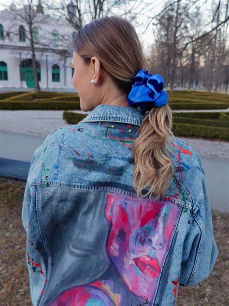 Svedkyňa s elegantným účesom a decentným doplnkom do vlasov